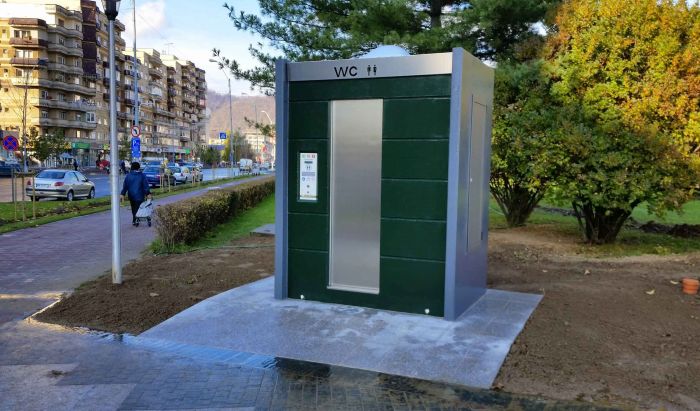 bathing Funds garbage GIVE PISS A CHANCE - De 10 ani, Baia Mare închiriază toalete automate pe  care putea să le cumpere în doar 2 ani: cum ne ușurăm pe 1,2 milioane de  lei/an - 2mnews